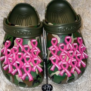 Camo Crocs w Breast Cancer vintage charms size 5/7